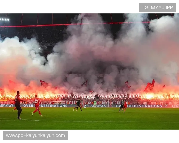 欧足联因极端球迷燃放烟花处罚拜仁,部分看台将被关闭 欧足联因极端球迷燃放烟花处罚拜仁,部分看台将被关闭