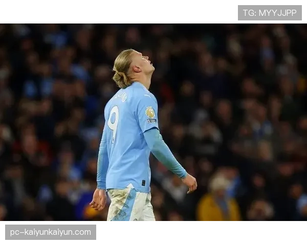 终场哨响，哈兰德与德布劳内仰望伊蒂哈德球场记分牌